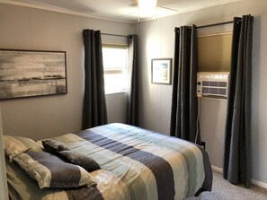 2 bedrooms, WiFi, bed sheets - Charming lakefront cottage  (South Hero)