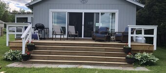 Charming lakefront cottage 