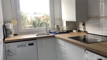 KĂŒhlschrank, Mikrowelle, Ofen, Herdplatte