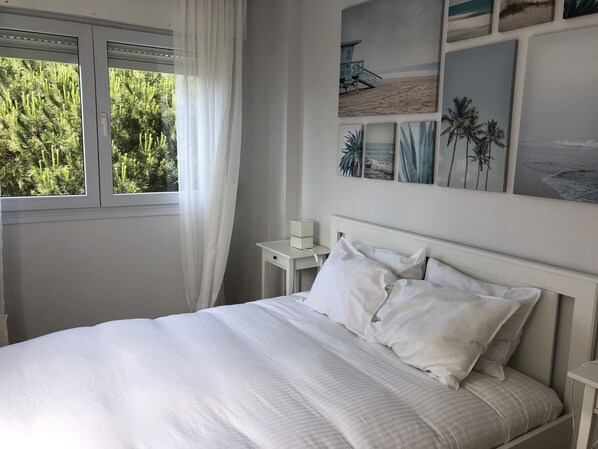 2 Schlafzimmer, Schreibtisch, Bügeleisen/Bügelbrett, Reisekinderbett