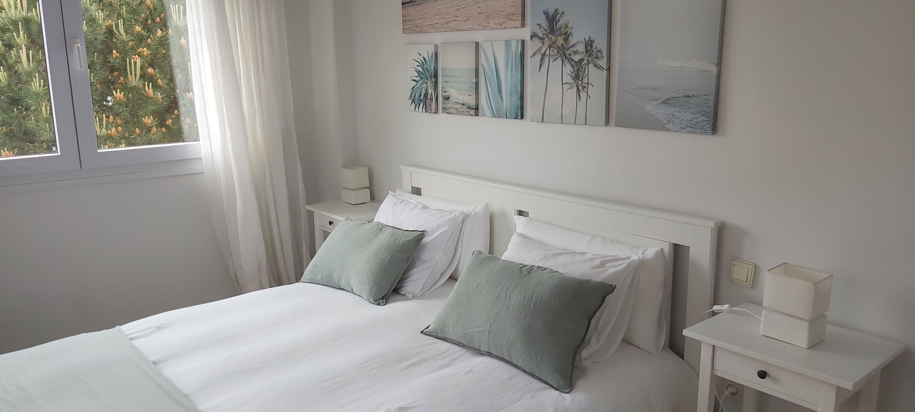 2 dormitorios, escritorio, tabla de planchar con plancha y cuna de viaje