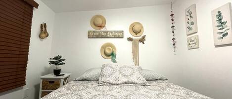 Tabla de planchar con plancha, wifi y ropa de cama