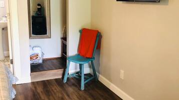 Tabla de planchar con plancha, wifi y ropa de cama