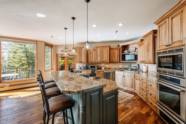 Jääkaappi, mikroaaltouuni, uuni, astianpesukone