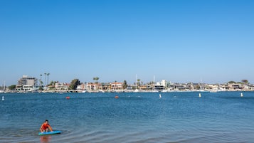 En la playa, camastros y toallas de playa