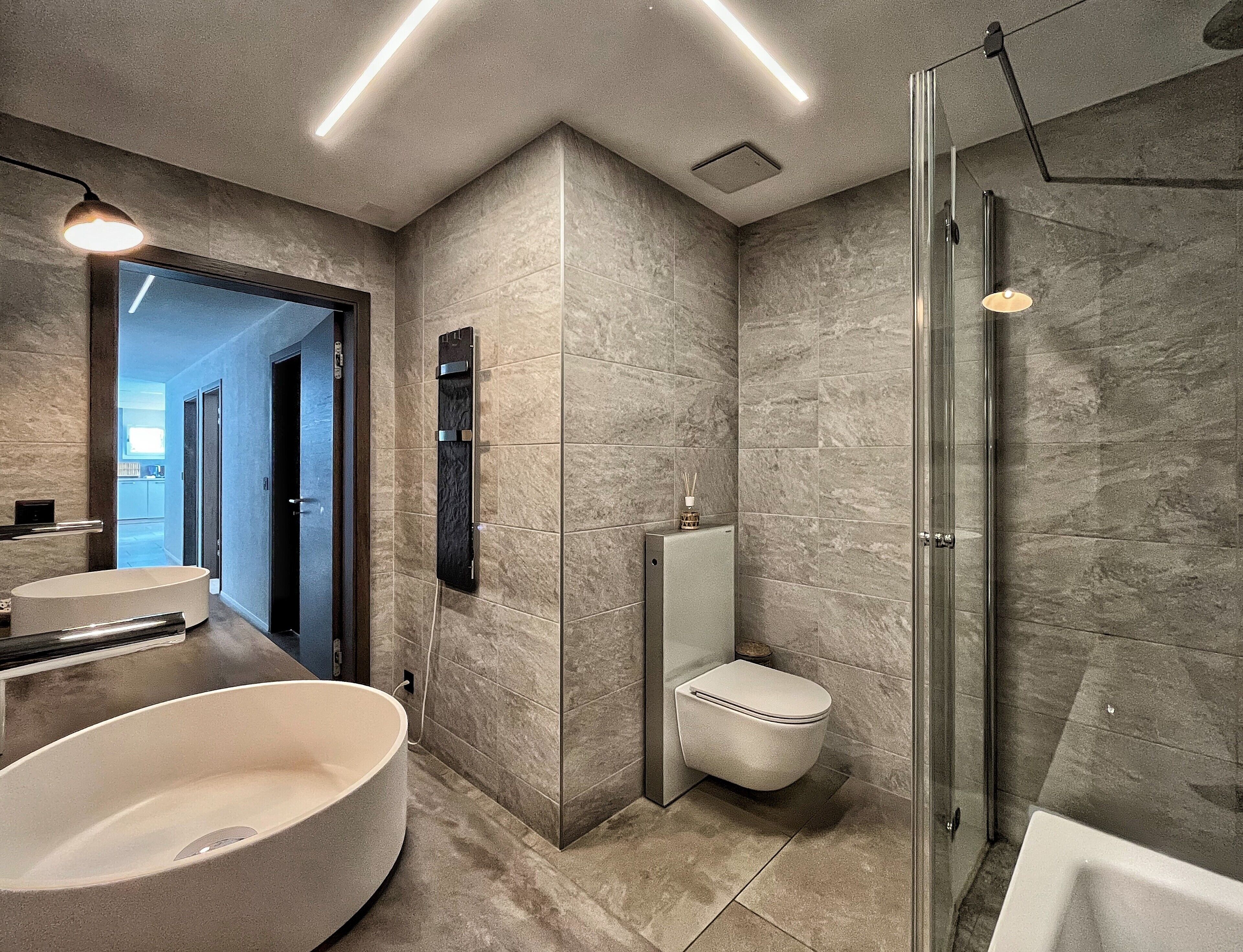 Combined shower/tub, hair dryer, bathrobes, towels