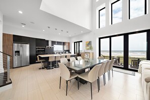 Dining - Contemporary beachfront, pet friendly, hot tub, elevator, private boardwalk (Galveston)