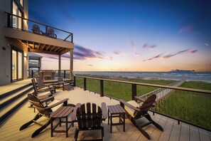 Terrace/patio - Contemporary beachfront, pet friendly, hot tub, elevator, private boardwalk (Galveston)