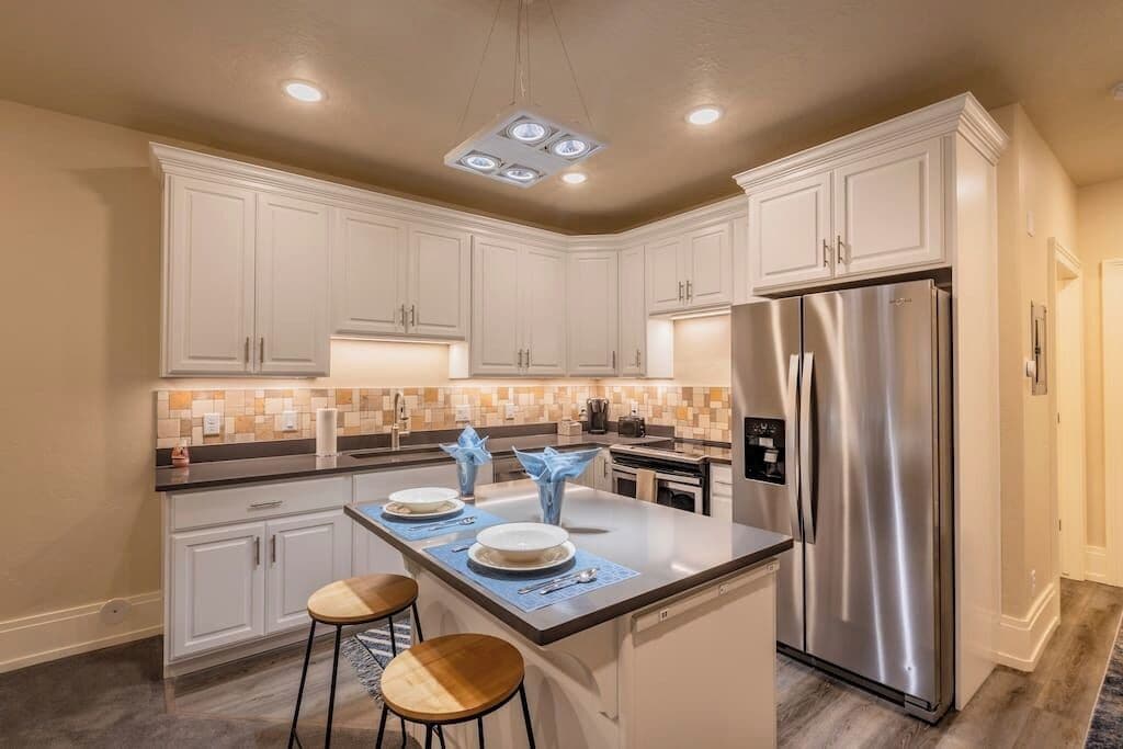 Kylskåp, mikrovågsugn, ugn och spishäll