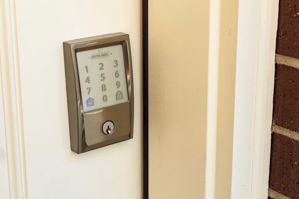 Una serratura con tastierino numerico sulla porta.