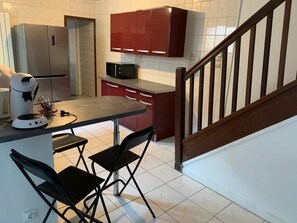 Habitación estándar | Cocina compartida | Refrigerador, microondas, horno y parrilla de estufa