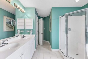 Douche, sèche-cheveux, serviettes fournies