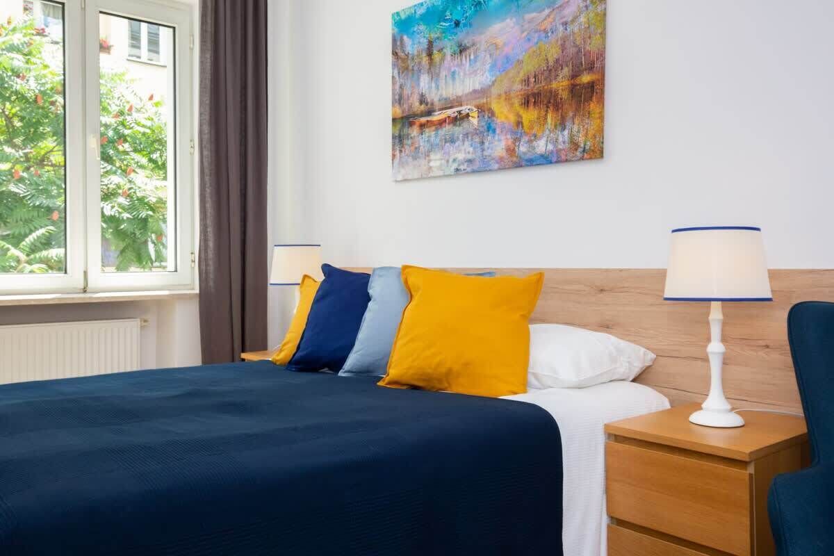 Tabla de planchar con plancha, wifi y ropa de cama 