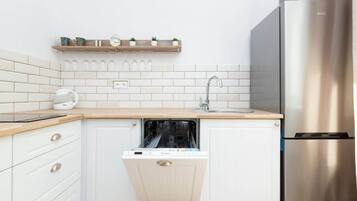 Fridge, stovetop, dishwasher, cookware/dishes/utensils
