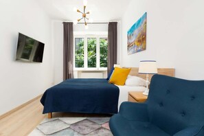 Een strijkplank/strijkijzer, wifi, beddengoed