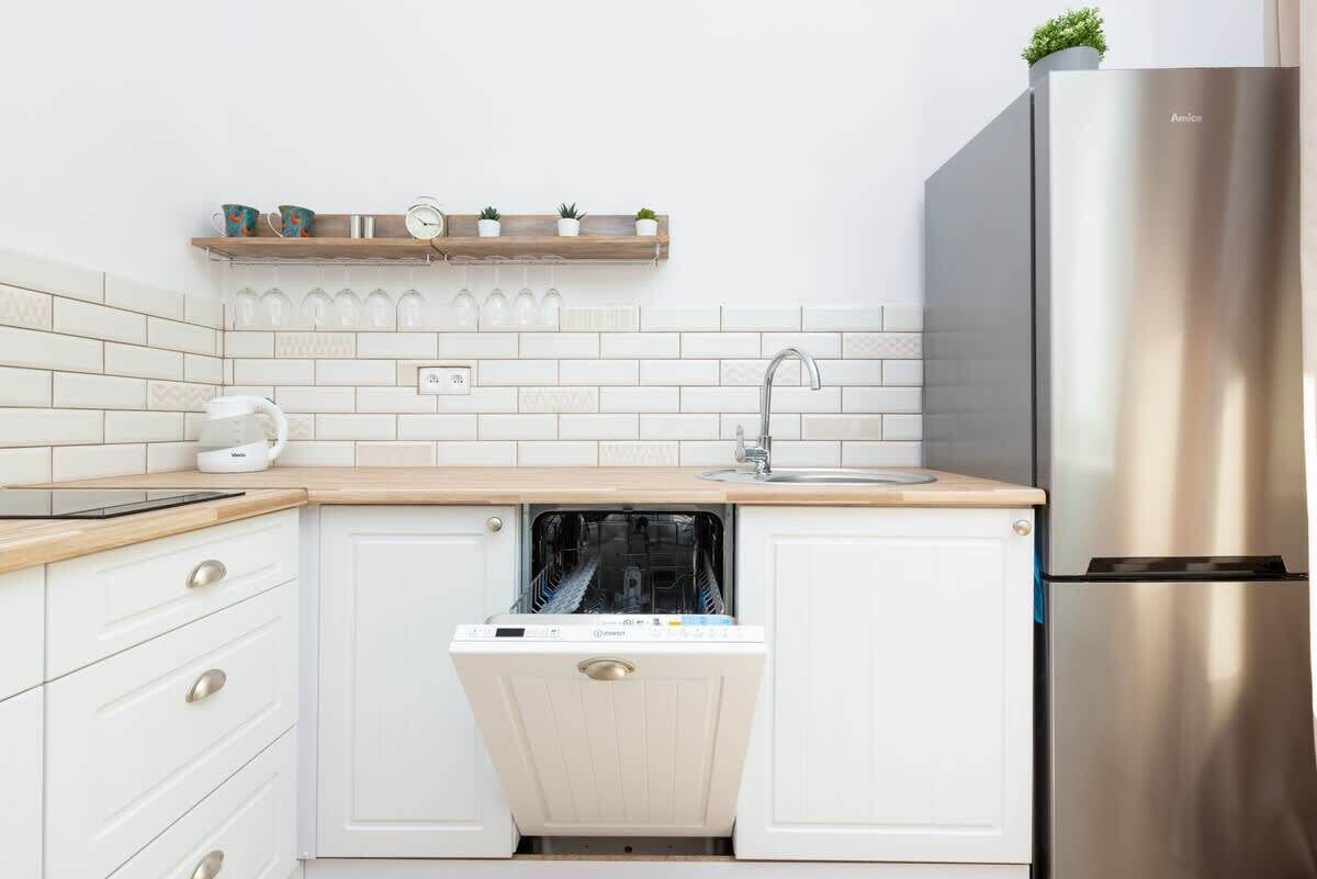 Kühlschrank, Herdplatte, Geschirrspüler, Kochgeschirr/Geschirr/Besteck