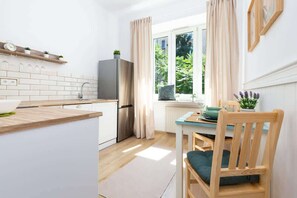 Fridge, stovetop, dishwasher, electric kettle - Stylish Studio in Mokotow | Close to Metro and Parks (Warszawa)