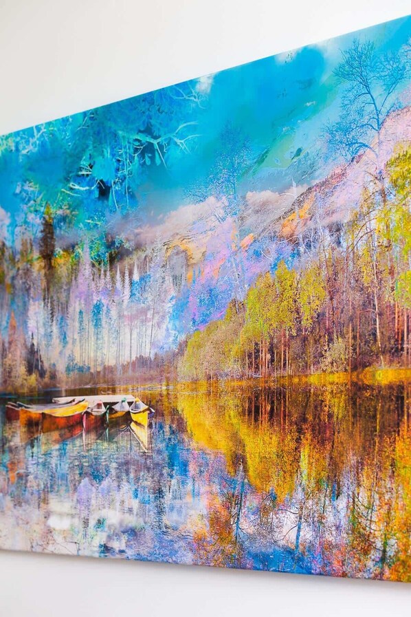Pintura de um lago tranquilo com árvores refletidas na água, e um pequeno barco ao primeiro plano.