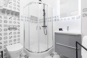 Douche, sèche-cheveux, serviettes fournies, shampoing