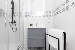 Shower, hair dryer, towels, shampoo - Stylish Studio in Mokotow | Close to Metro and Parks (Warszawa)