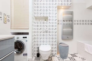 Bathtub, shampoo