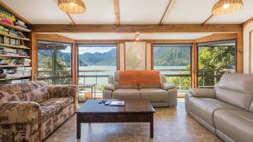 Smart TV, lareira, DVD player, pebolim