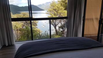 4 slaapkamers, een bureau, een strijkplank/strijkijzer, reisbedje