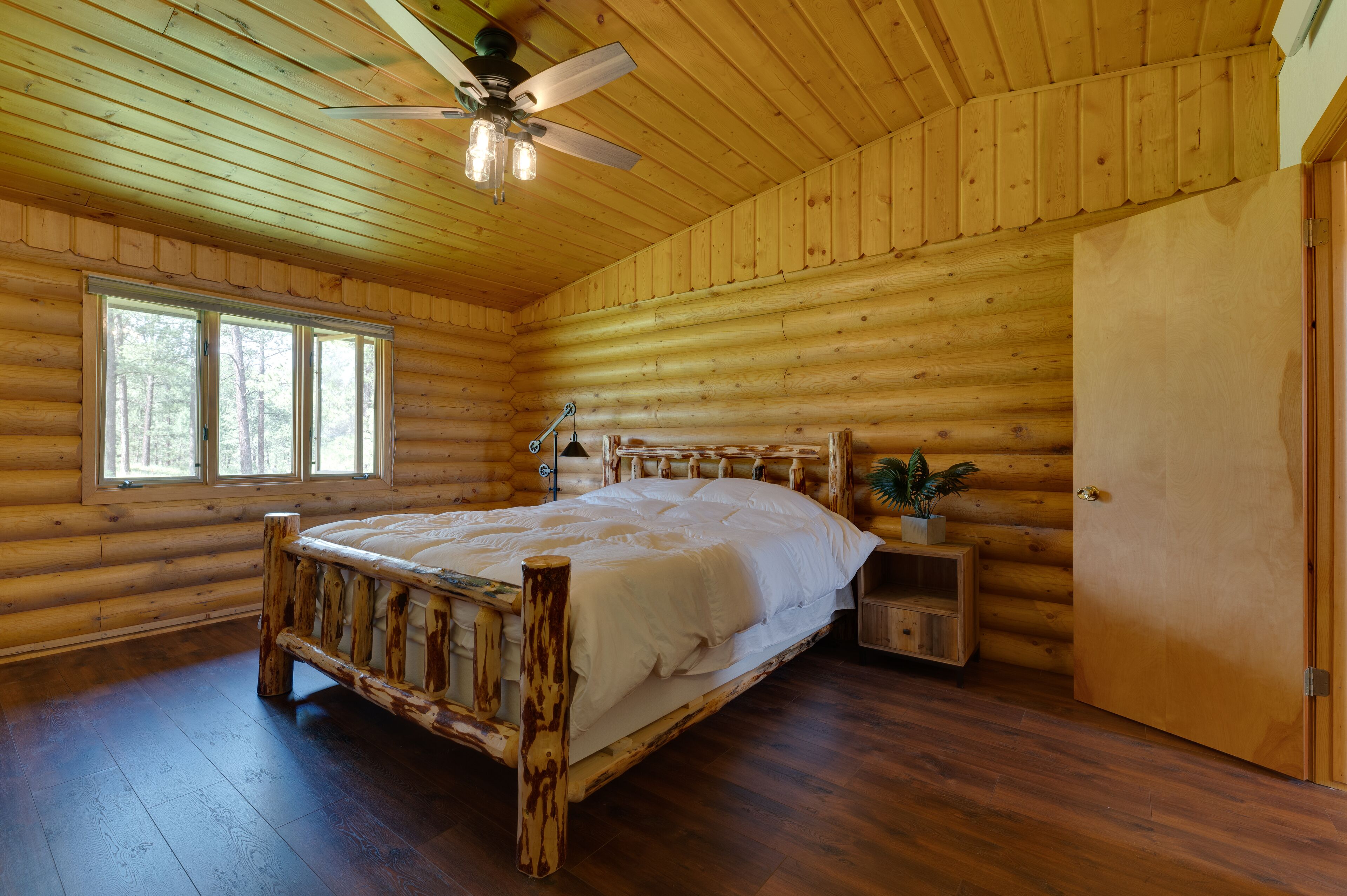 3 bedrooms, desk, travel crib, WiFi