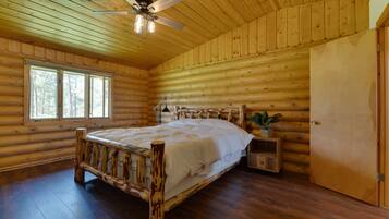 3 bedrooms, desk, travel crib, WiFi