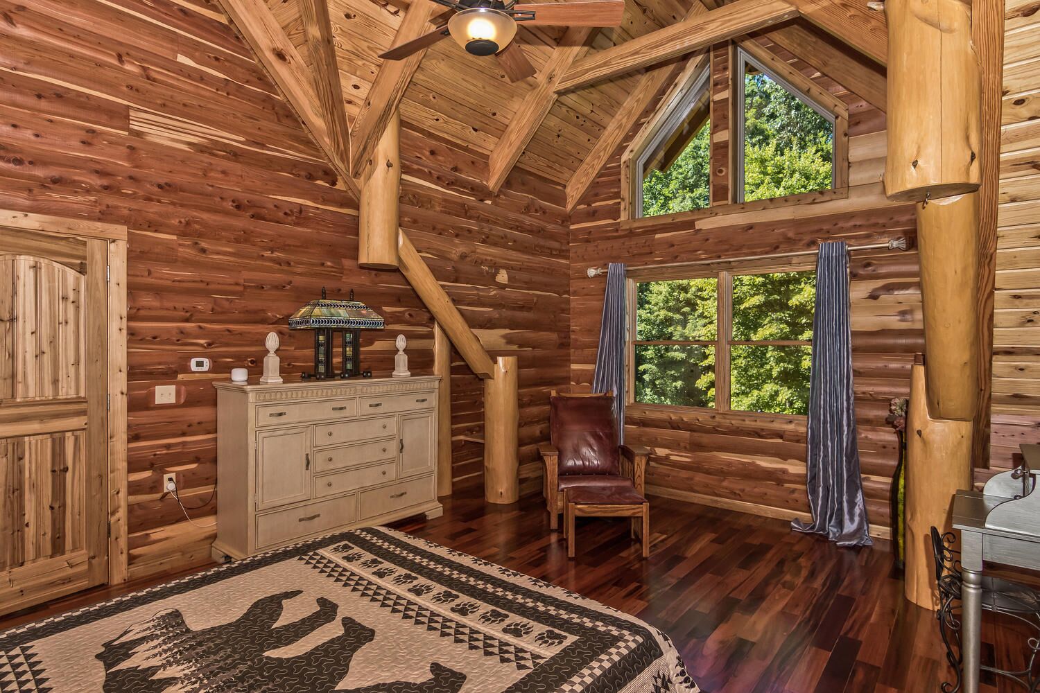 6 chambres, bureau, fer et planche à repasser, lit parapluie