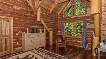 6 bedrooms, desk, iron/ironing board, travel cot