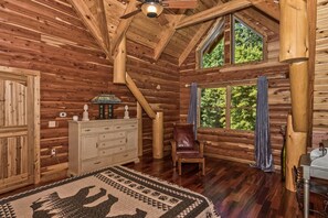 6 chambres, bureau, fer et planche à repasser, lit de bébé portatif