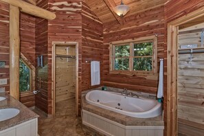 Bañera con ducha, bañera de hidromasaje, secador de pelo, toallas