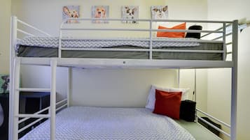 3 slaapkamers, een strijkplank/strijkijzer, reisbedje, gratis wifi