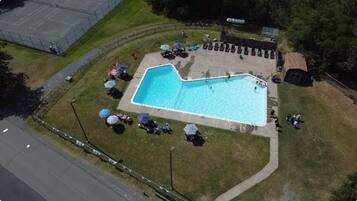 Una piscina techada, una piscina al aire libre
