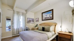 3 bedrooms, iron/ironing board, travel crib, WiFi (free) - *Pet-friendly!* **Hot tub** (Long Pond)