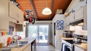 Coffee/tea maker, fridge, microwave, oven - *Pet-friendly!* **Hot tub** (Long Pond)