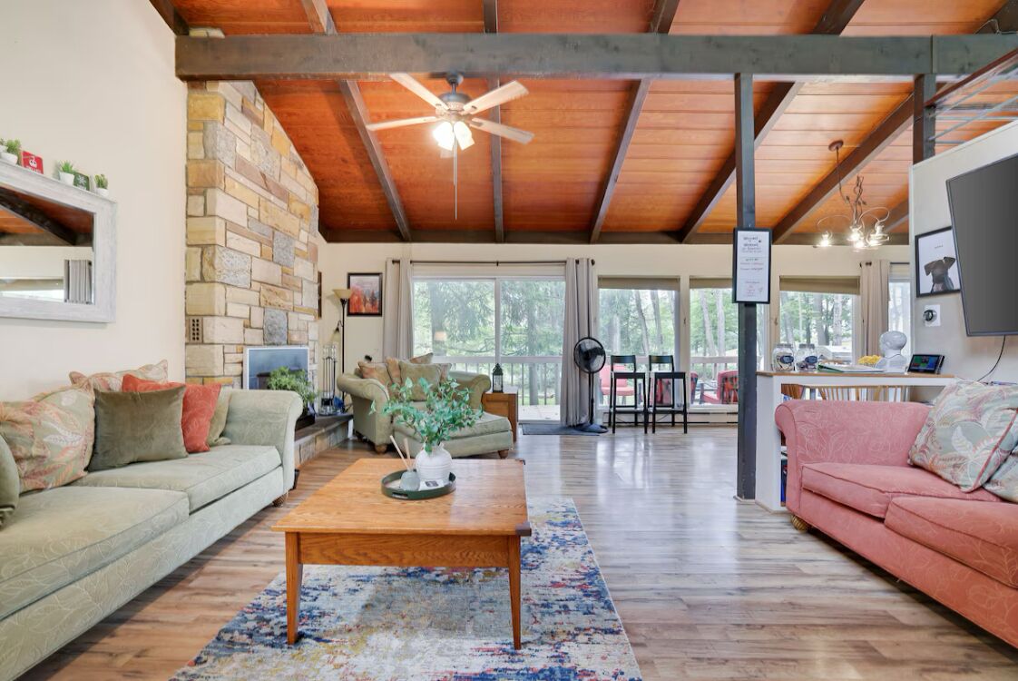 Smart-TV, peis, DVD-spiller og bøker