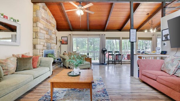 Smart TV, fireplace, DVD player, books - *Pet-friendly!* **Hot tub** (Long Pond)