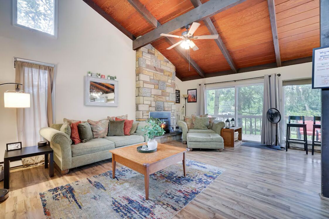 Een smart-tv, een open haard, een dvd-speler en boeken