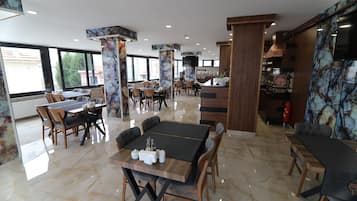 Café da manhã com buffet grátis todos os dias