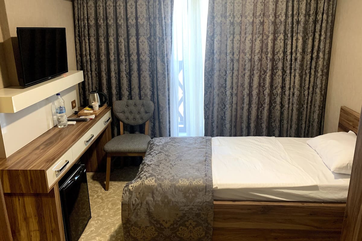 Basic Room, 1 Twin Bed | In-room dining