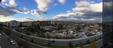 Vista urbana con una glorieta, edificios y vehículos estacionados.