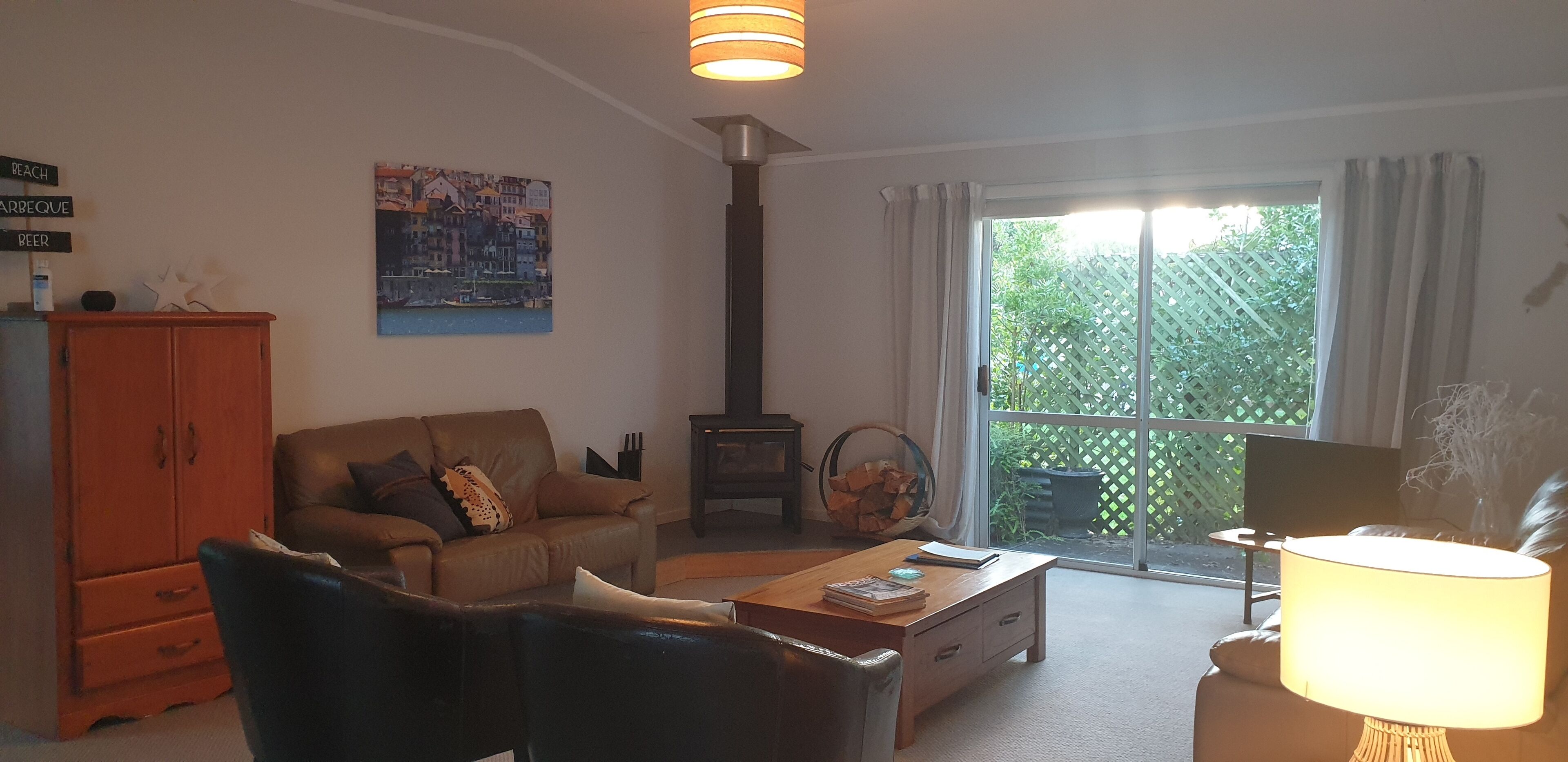 Télévision, cheminée, livres