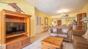 Televisión, reproductor de DVD, libros y estéreo