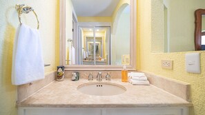 Bañera con ducha, secador de pelo, toallas