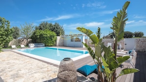 A swimming pool with lounge chairs and a pergola, surrounded by greenery. - TD Villa Fico Jo Villa with Pool & Lush Garden (Conversano)