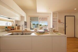 Réfrigérateur, micro-ondes, four, plaque de cuisson