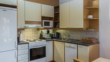 Køleskab, mikrobølgeovn, opvaskemaskine, køkkentøj/tallerkener/redskaber