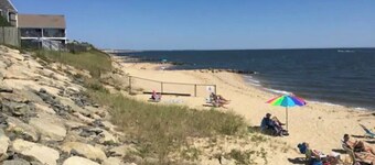 Walk to DennisPort Beaches 4 min.Bars and restaurants 2min walk.Perfect Location